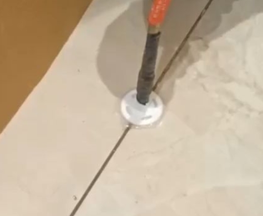 湖州瓷砖空鼓维修公司专业解答瓷砖在铺贴过程中，如果没有涂抹均匀到位的粘结材料（如水泥砂浆或瓷砖胶），可能会导致以下问题